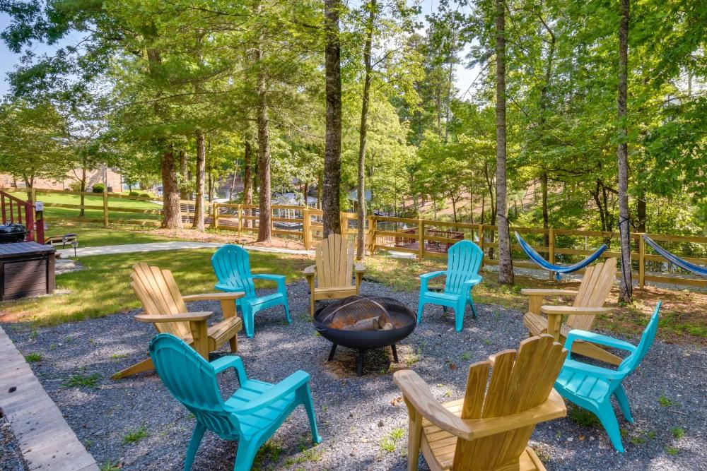 South Carolina Retreat with Fireplace and Lake Access!